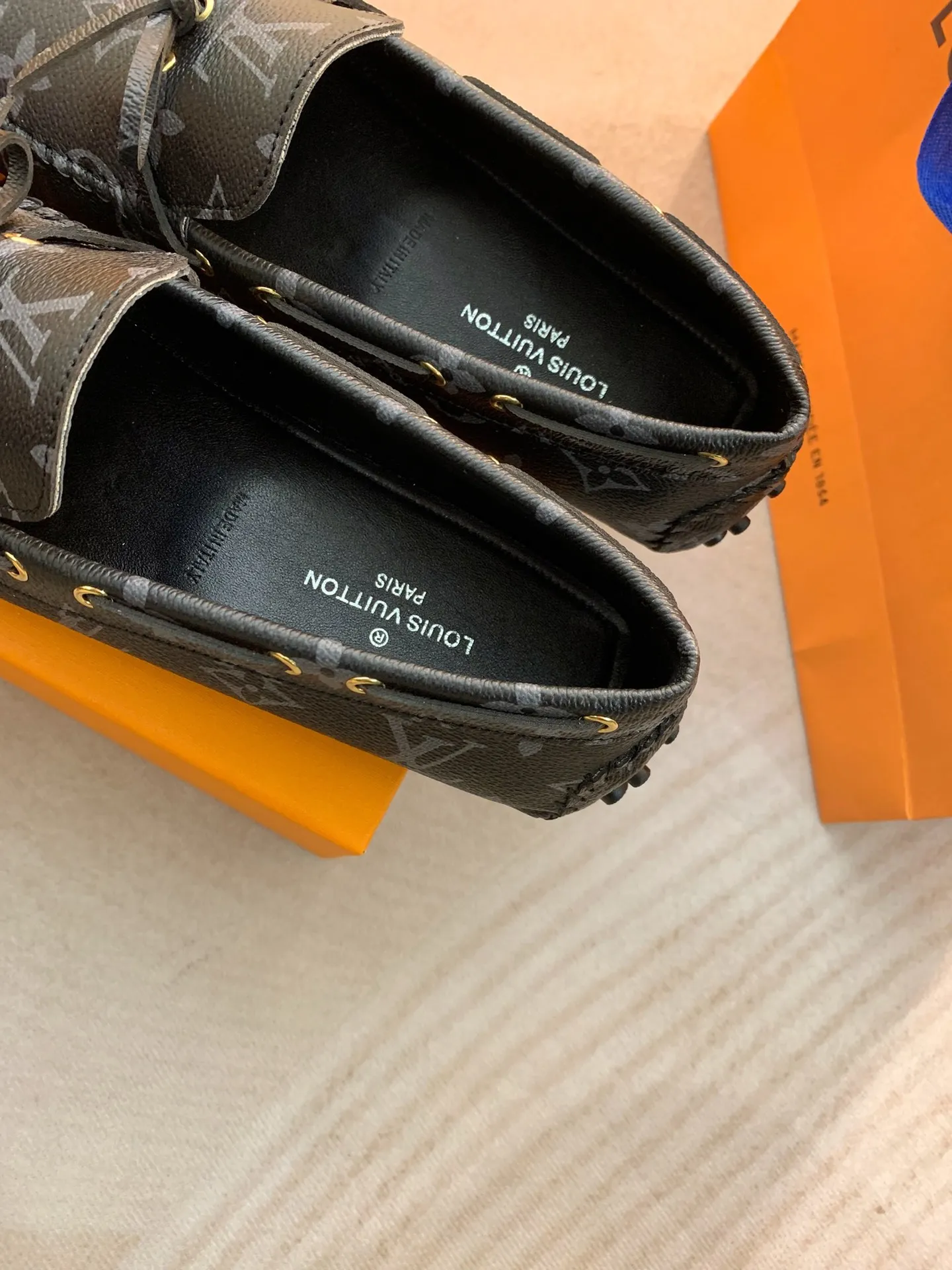 p460💰Couple model❤️🇫🇷 𝙇𝙤𝙪𝙞𝙨 𝙑𝙪𝙞𝙩𝙩𝙤𝙣 🇫🇷Louis Vuitton 2023 Classic𝓛𝓿 𝓣𝓻𝓪𝓲𝓷𝓮𝓻 Sports Series ➪➪➪¯ [Arizona Doudou Shoes Series] ▪️▪️▪️Arizona slip-on shoes are made of Monogram Eclipse canvas. Its hand-painted and dyed edges and hand-sewn uppers fully demonstrate Louis Vuitton's traditional shoemaking craftsmanship. This slip-on shoe is very lightweight. The integrated tongue and upper make it particularly comfortable and flexible. The soft outsole is equipped with rubber padding. Decorated with matching sash. Detailed features: ☑️Monogram Eclipse canvas ☑️Black Eclipse pattern ☑️Hand-painted shoe edges ☑️Hand-sewn uppers (each pair takes time to process) ☑️Integrated tongue and upper construction ☑️Outsole equipped with rubber lining ☑️size: 35_46